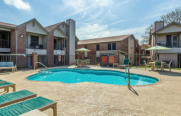 Brooksfield Apartments — Photo 15