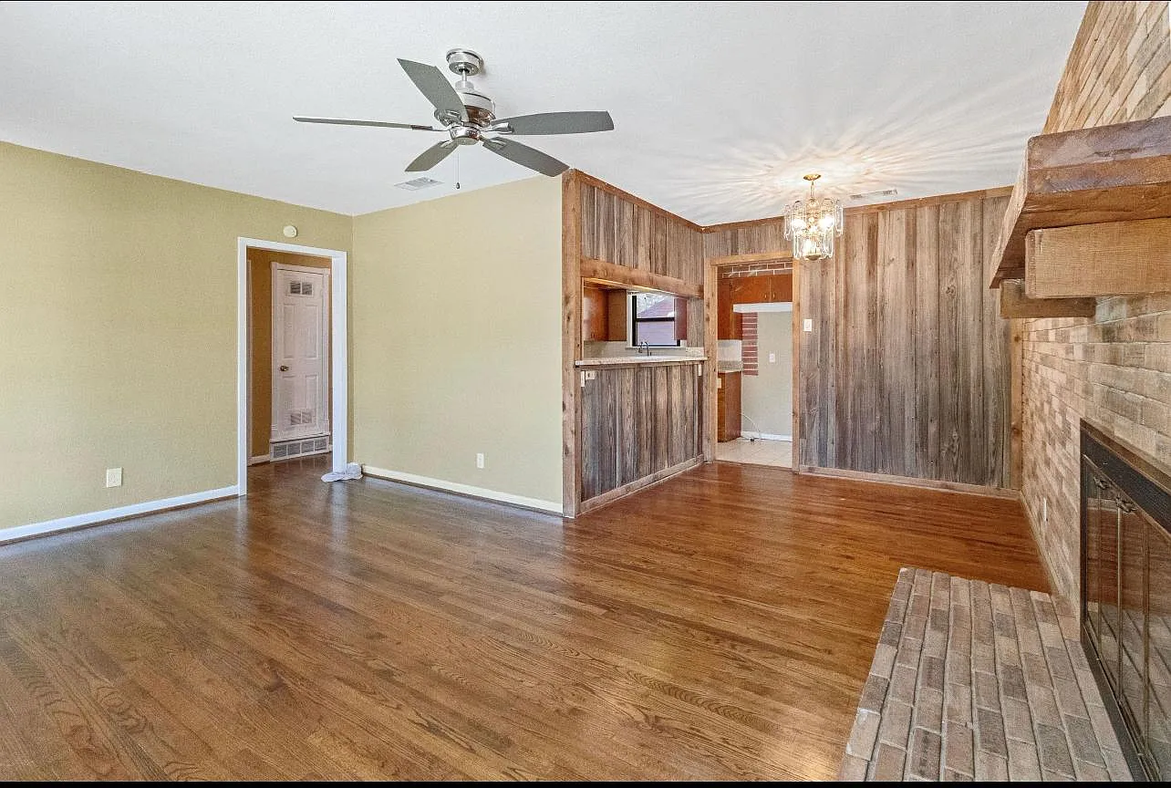 3 bed, 1383 sqft, $1,895 — Photo 3