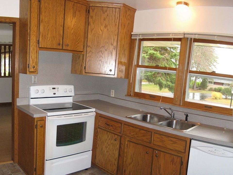 Kitchen has new floor and new range. Dbl. window face front yard.