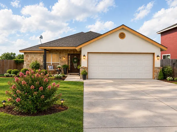518 Indian Crossing, Jourdanton, TX 78026