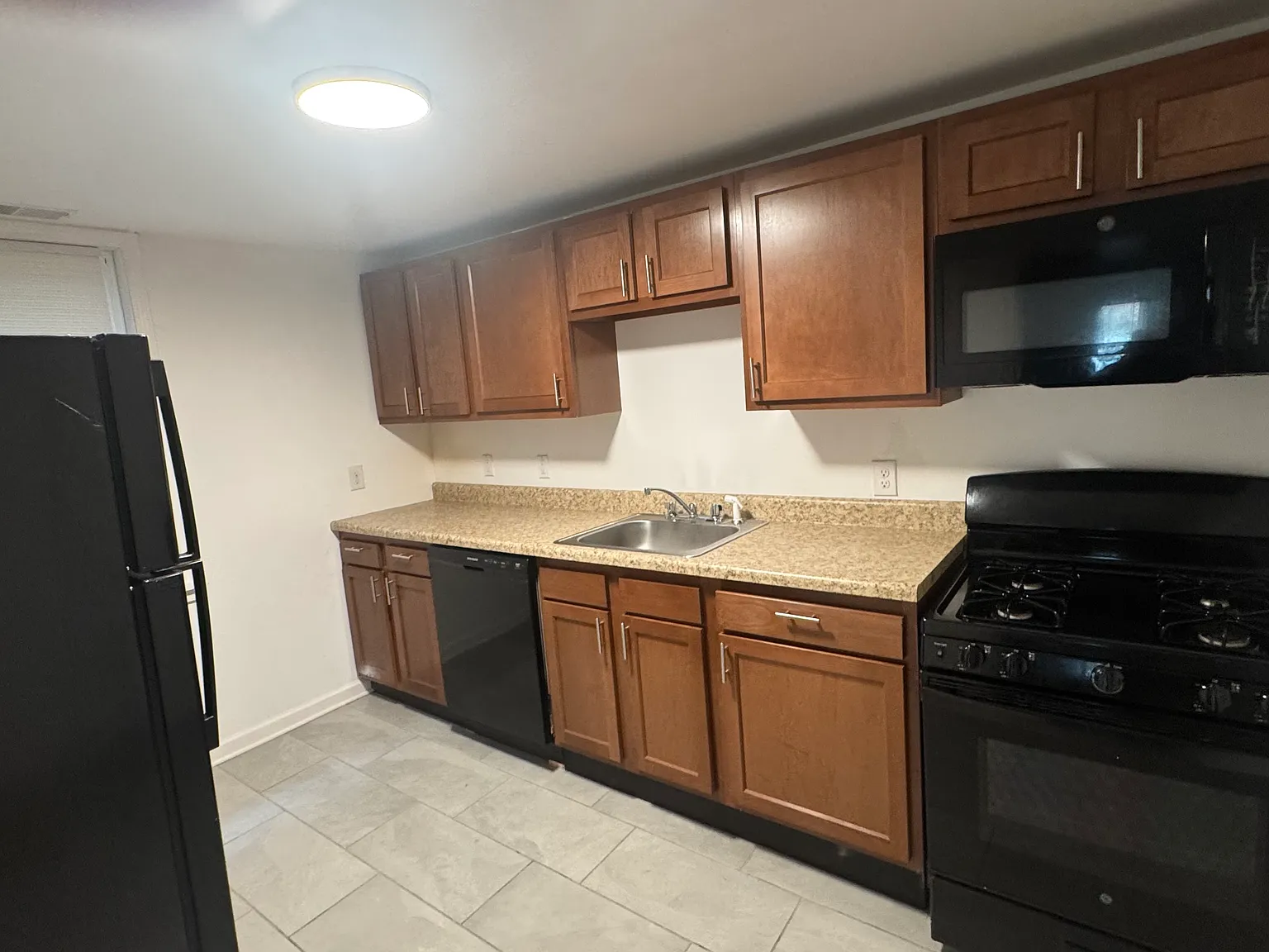 3 bed, $2,000 — Photo 1