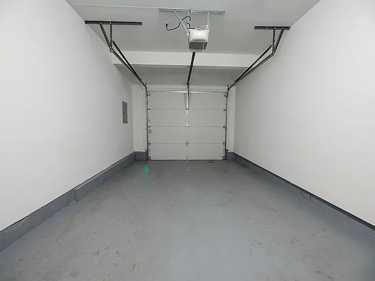 Main St — Photo 31