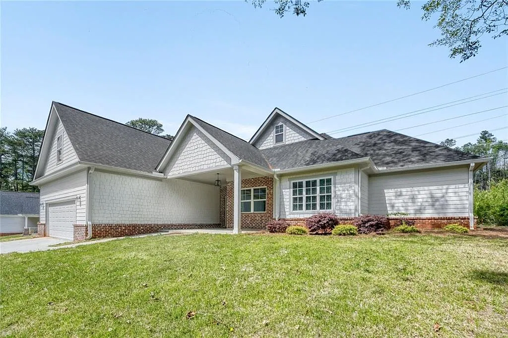 4 bed, 3.0 bath, 2343 sqft, $2,550 — Photo 2
