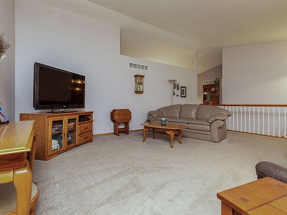 2nd image of 706 Lakeshore Dr