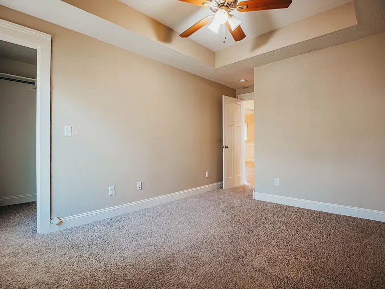 1040 E Walnut St — Photo 6