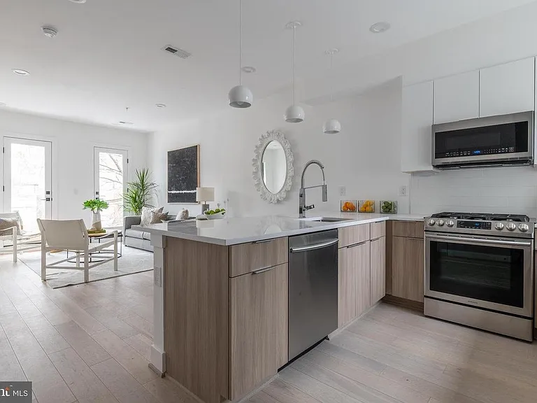 1411 Oak St NW — Photo 5