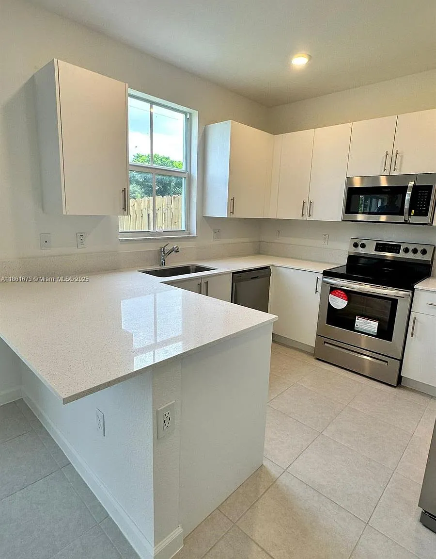 3 bed, 1508 sqft, $3,400 — Photo 2