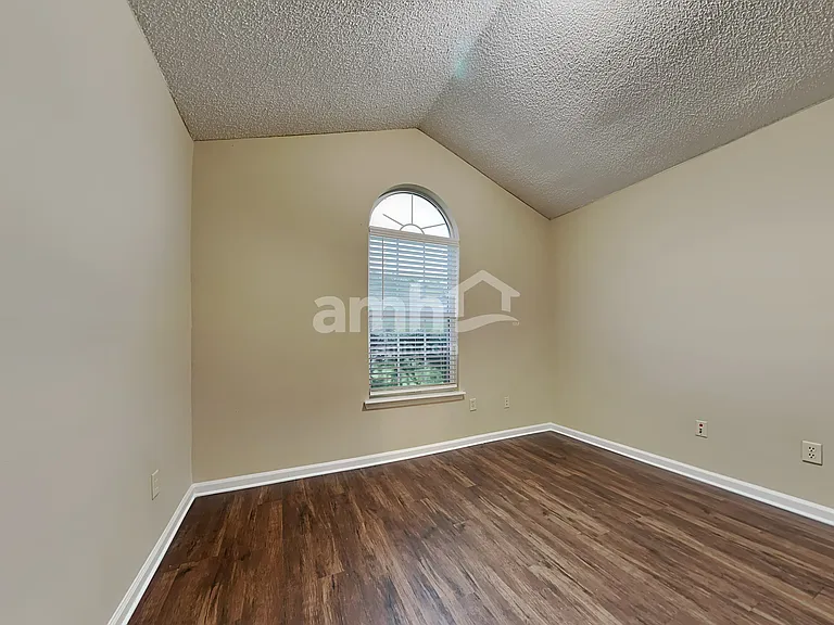 1852 Willesdon Dr W — Photo 18