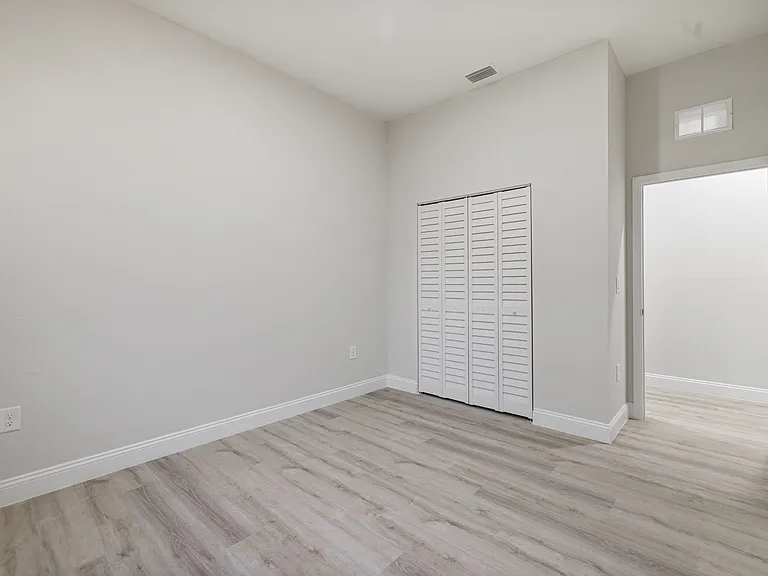 941 Elgin St — Photo 8