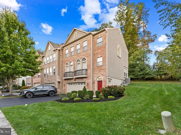 3172 Woods Edge Dr, Garnet Valley, PA 19060