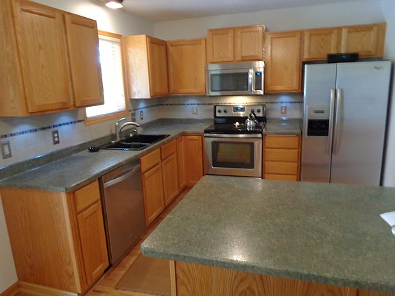 Updated kitchen, new carpet