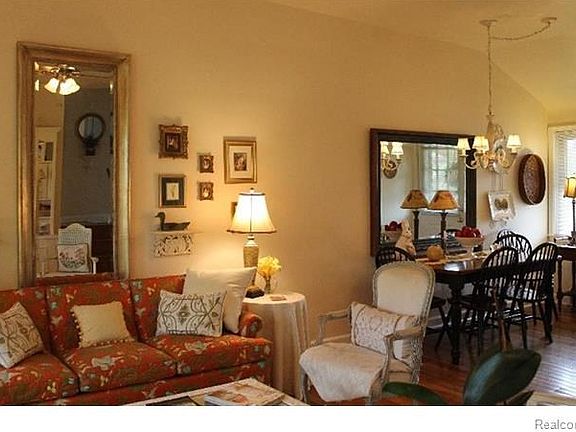 5th image of 2262 Parkwood Ave