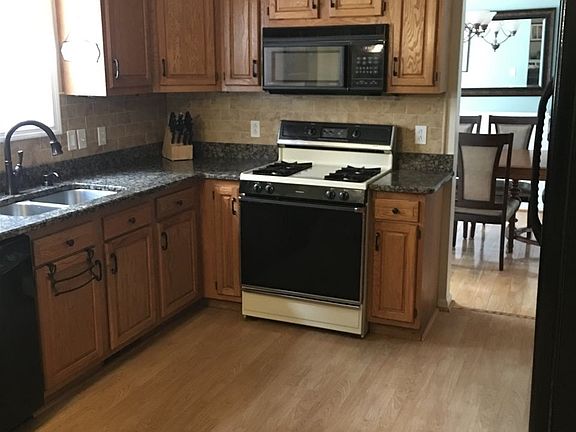 4th image of 560 Acland Blvd
