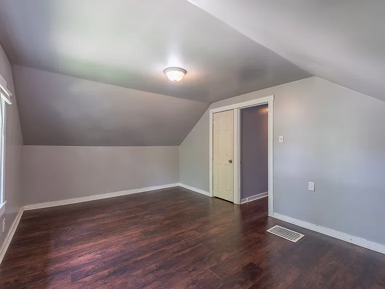 523 E Henry Clay St — Photo 17