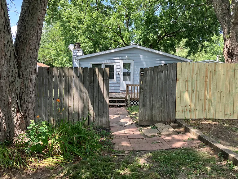 212 E Marshall St — Photo 2