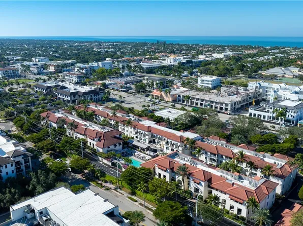 221 9th St S #316, Naples, FL 34102