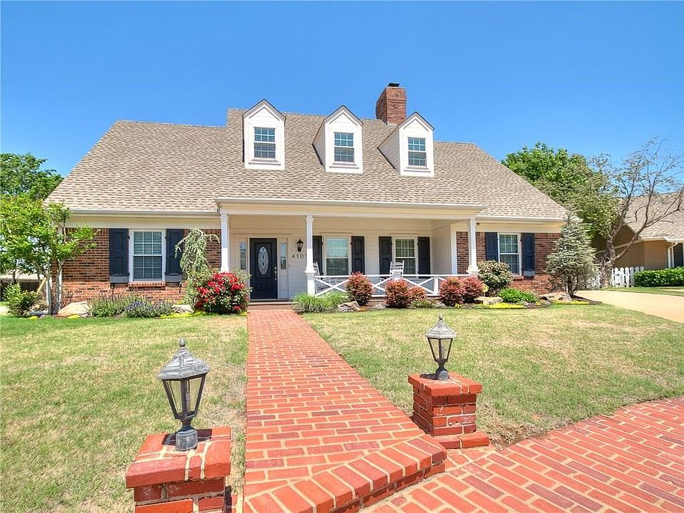 Colonial stlye home in the very desireable Williamsburg section of The Arbors