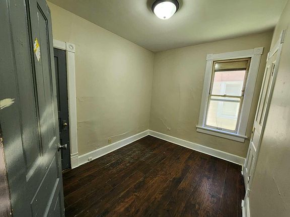 4th image of 300 E Locust St #300
