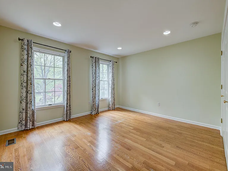 42 Ellsworth Dr — Photo 40