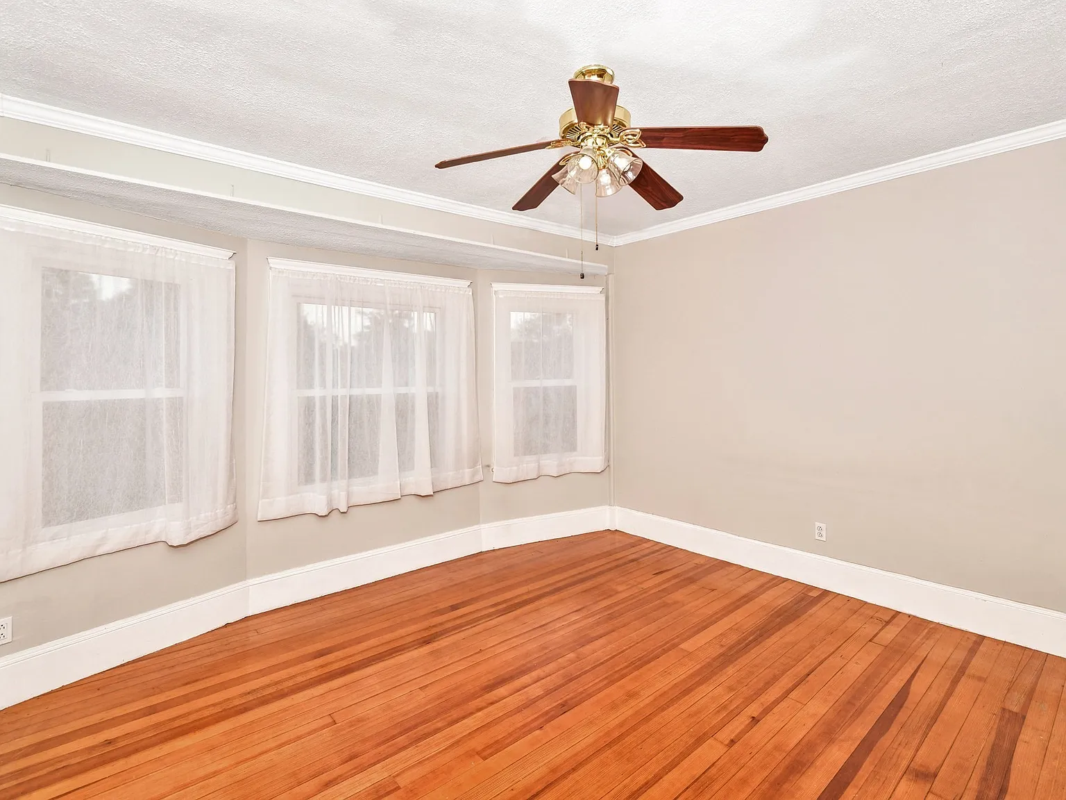 2 bed, 1.0 bath, 1300 sqft, $3,200 — Photo 3