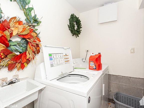 5th image of 1433 W Oakdale Ave #1021