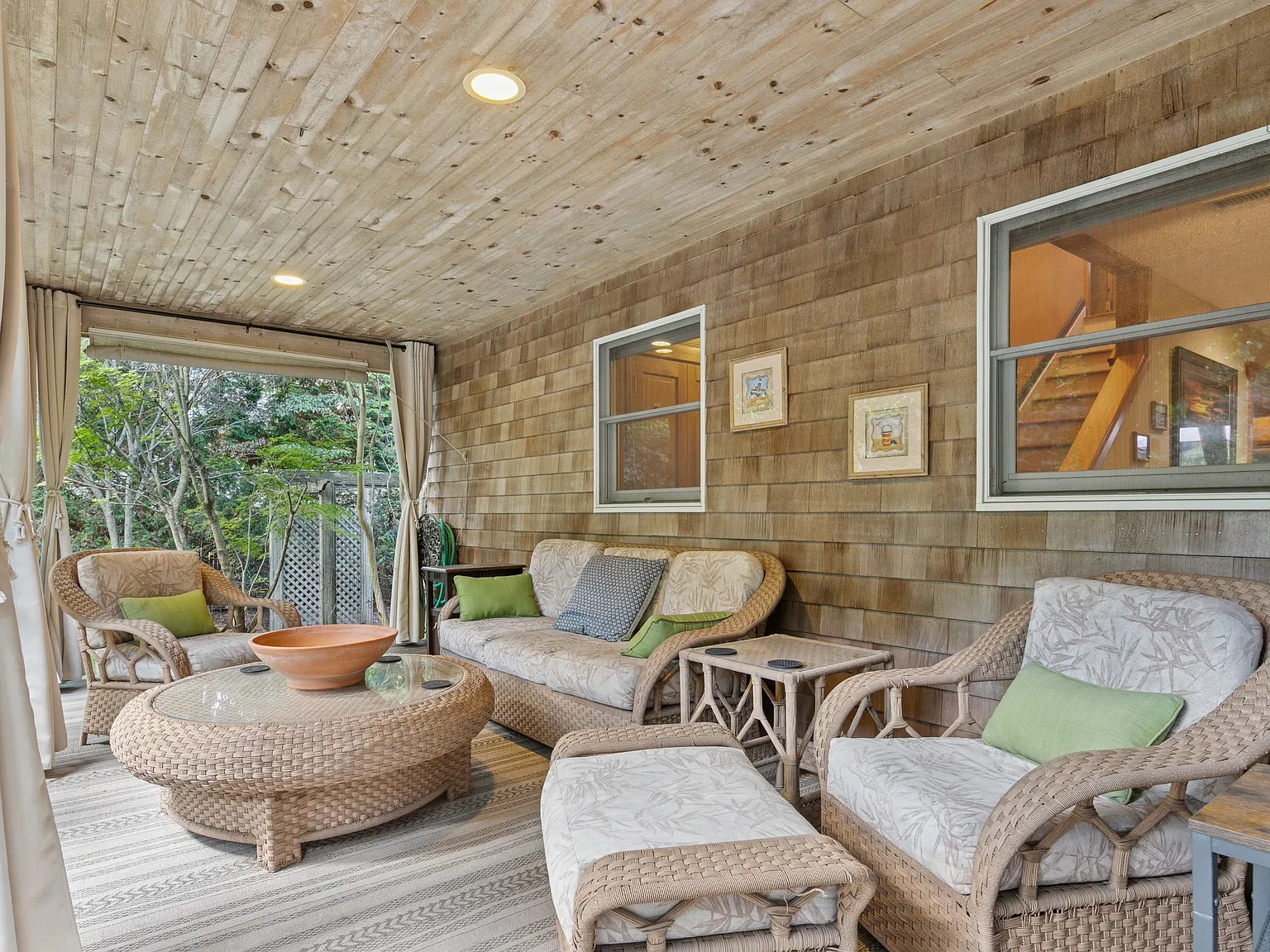 Stylish Hamptons Retreat Moments from East Hampton Village — Photo 2