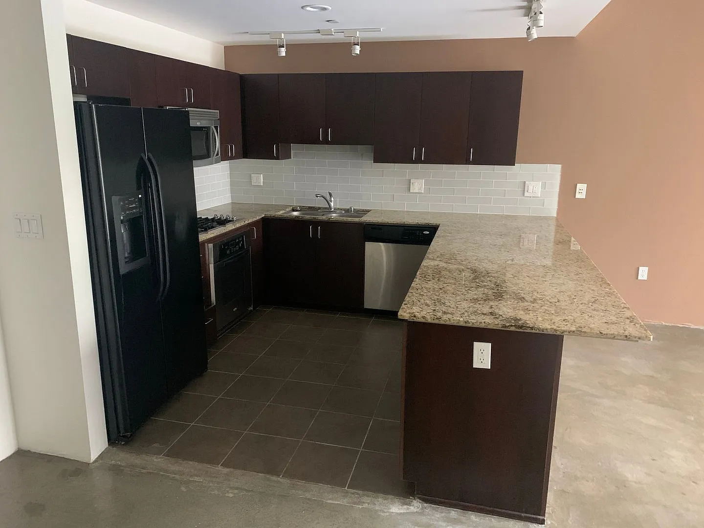 1 Bedroom/ 1 Bath Modern & Spacious Apartment in San Pedro! — Photo 2