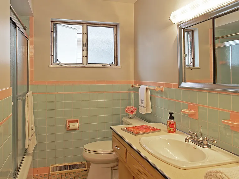 2186 Chesterland Ave — Photo 4