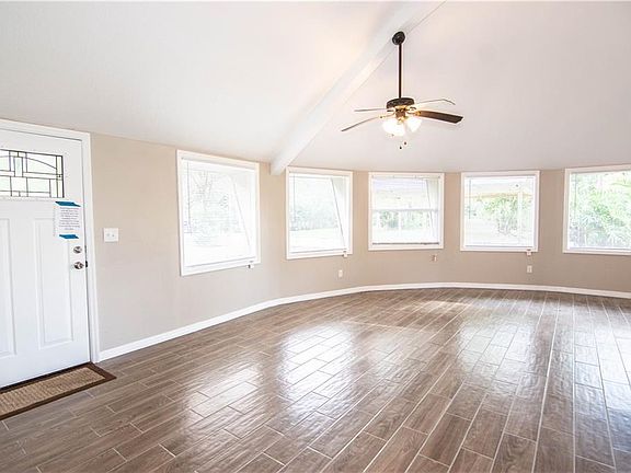 3rd image of 3815 Glenoak Dr N