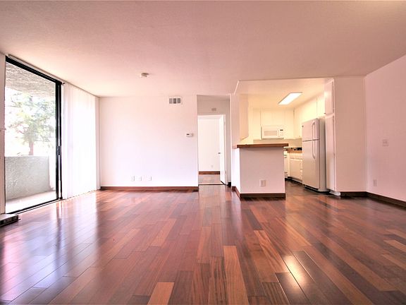 5th image of 4844 Riverton Ave #101