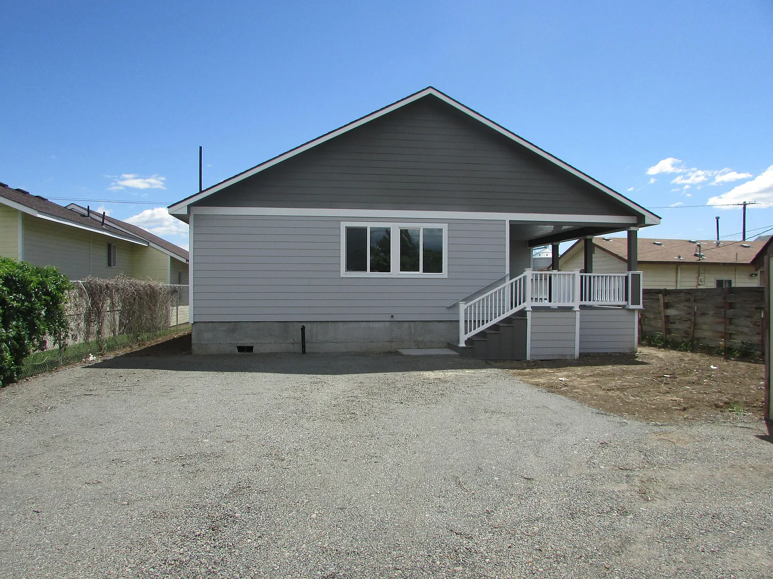 118 W B St photo 1