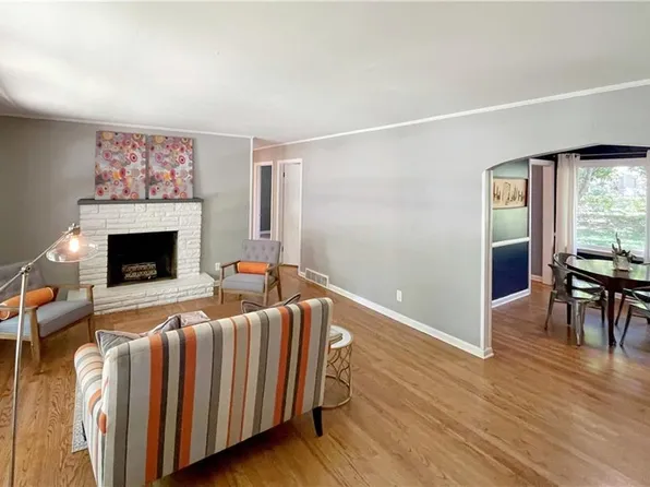 8828 Sioux Trl, Kansas City, MO 64114