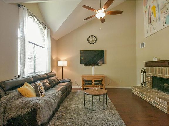 4th image of 2034 Oak Creek Ct