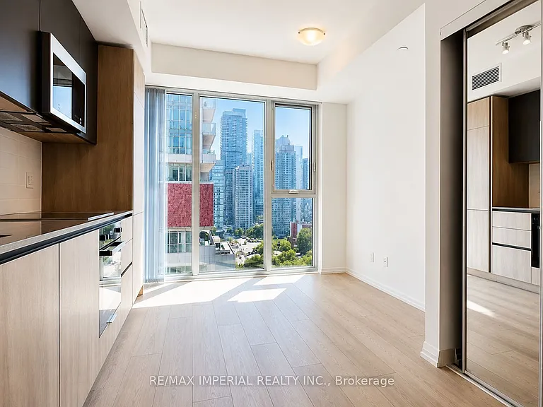 400 King St W #1716 — Photo 6