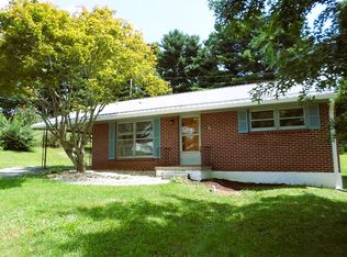 210 Roundhill Dr, Christiansburg, VA 24073