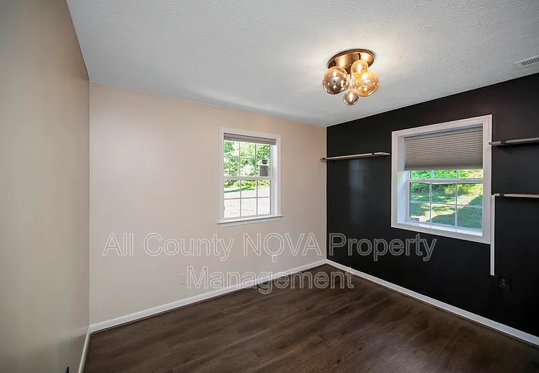 610 Kensington Dr — Photo 6