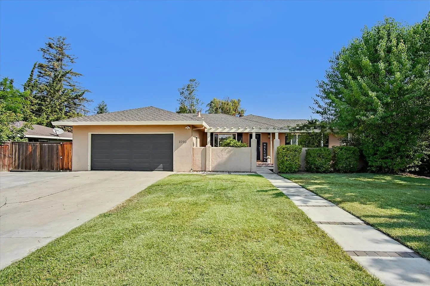 1090 Westward Dr photo 1