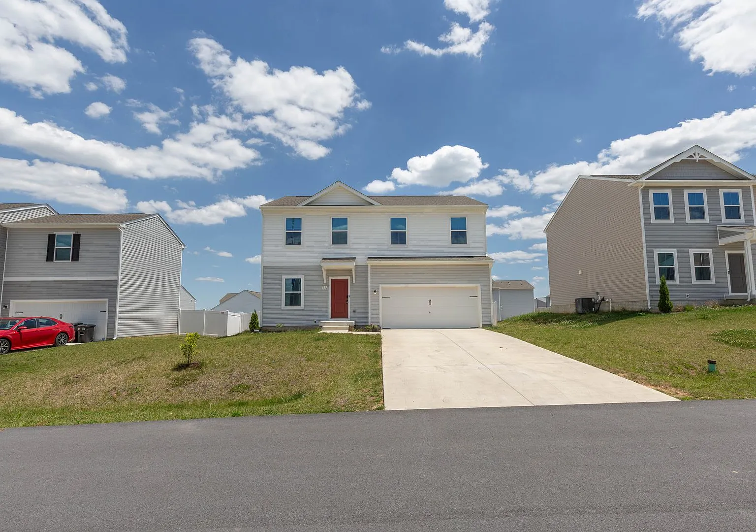 4 Bed, 3 Bath, Single Family Home in Hedgesville, WV — Photo 2