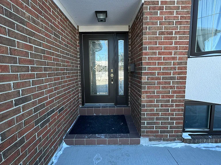 271 Weldrick Rd W — Photo 2