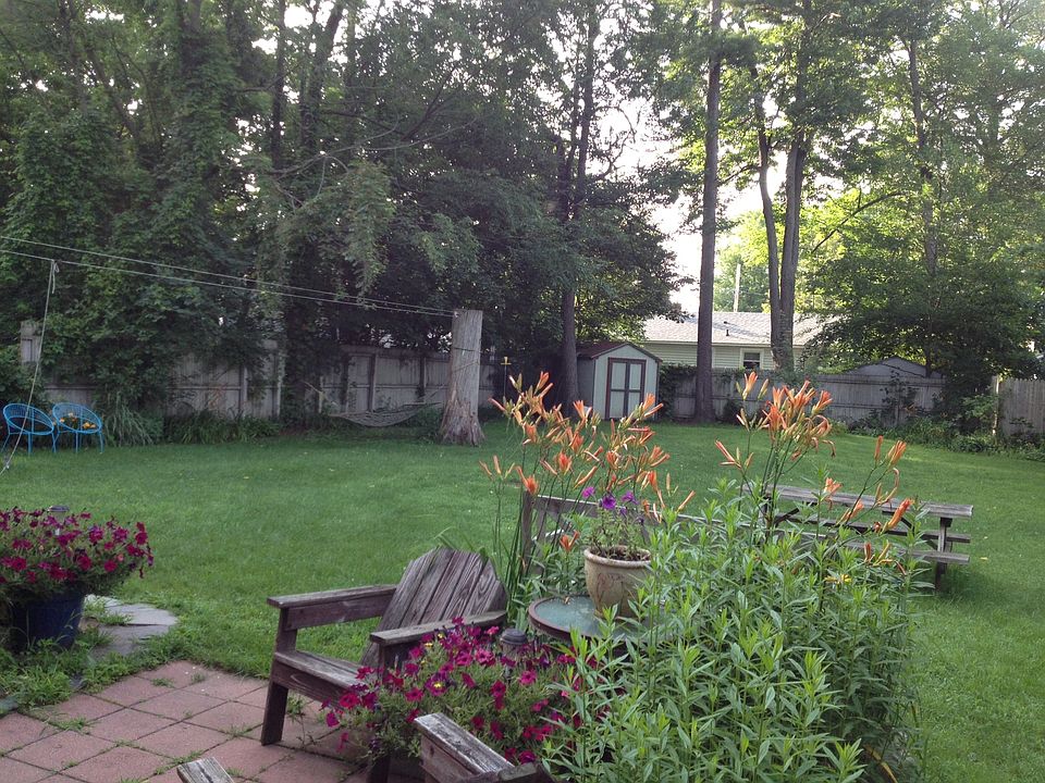 2nd image of 33 Woodbury Rd