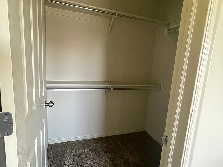 Masterbr walking closet