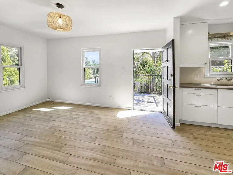 2049 Lake Shore Ave — Photo 17