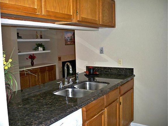 4th image of 722 Country Place Dr