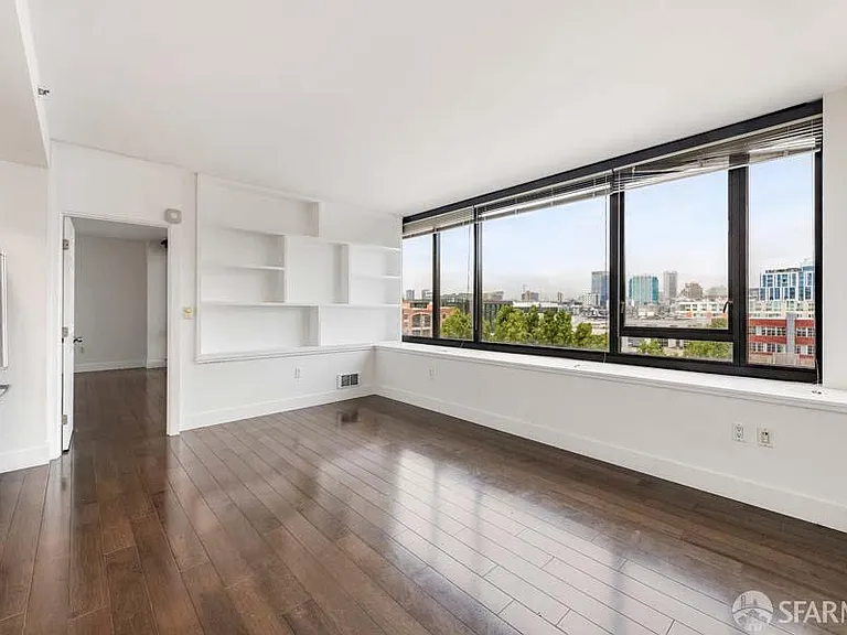 260 King St #717 — Photo 3