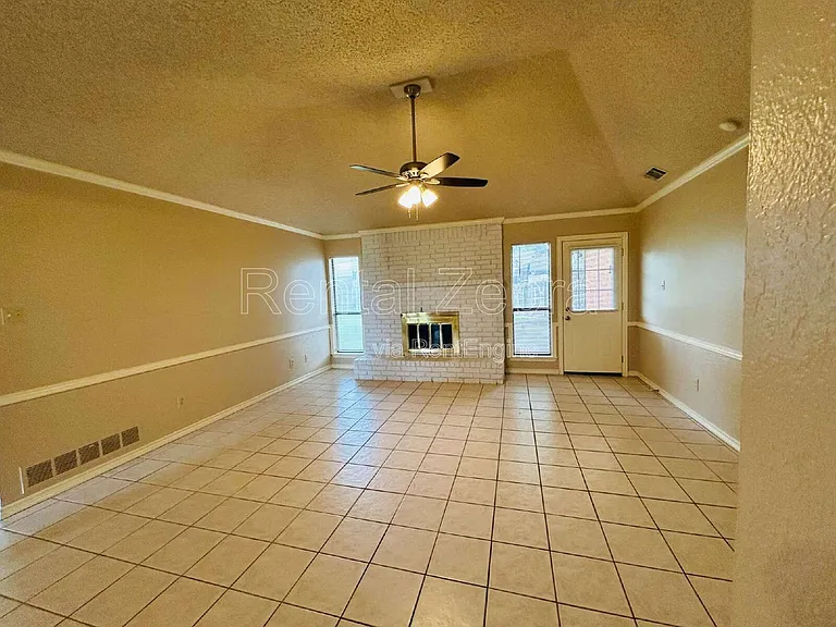 828 Haverford Ln — Photo 3
