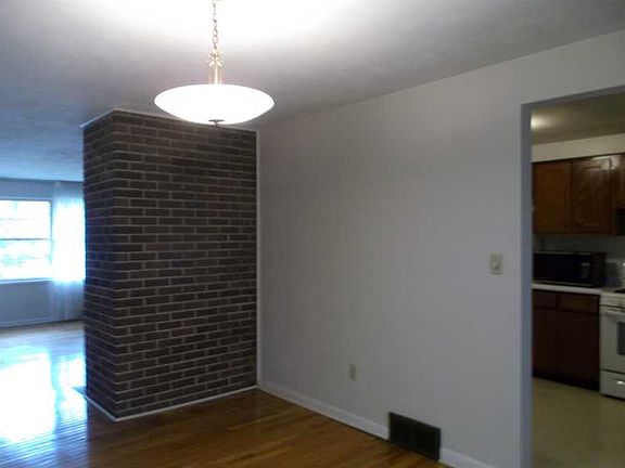 4th image of 210 Blackwood Dr