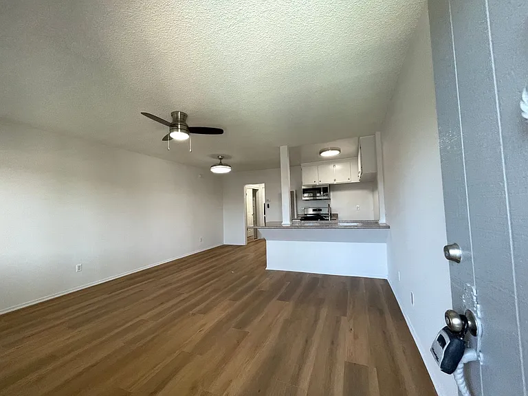 15925 Victory Blvd — Photo 2