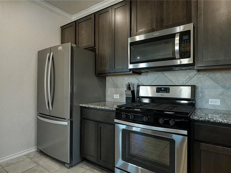 521 Bradford Ln — Photo 10