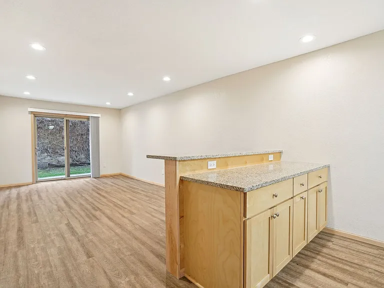 Larpenteur Estates Apartments — Photo 16