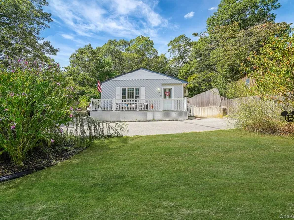 8 Glenwood Place, Farmingville, NY 11738